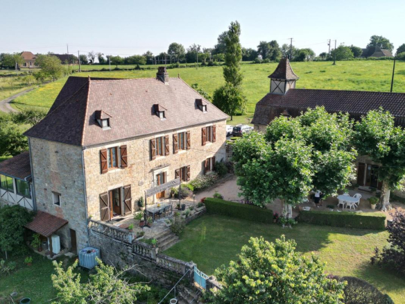 A vendre secteur Gramat magnifique propriété comprenant une maison de maître et une belle grange entièrement rénovée