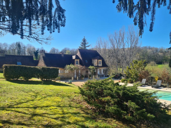 LES EYZIES – Propriété de charme offrant 240m² habitables et piscine au calme sur 1 hectare
