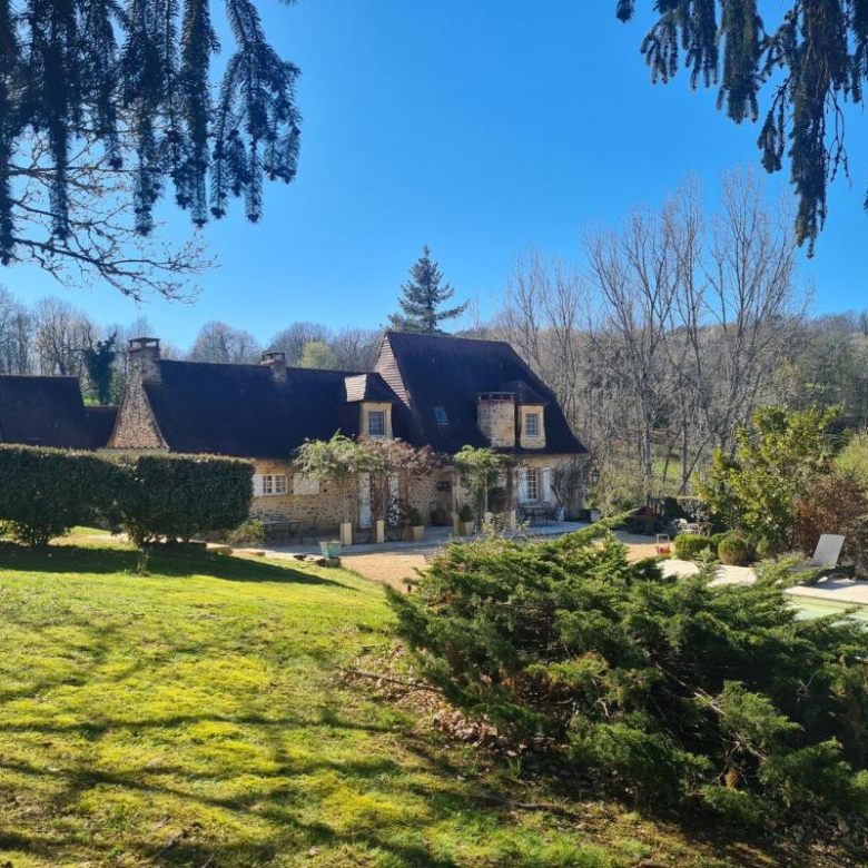 Exclusivité! Nichée dans un coin de verdure sur les hauteurs de Montignac avec très belle vue, propriété comprenant une grande maison principale et une maison d’amis sur 1,6 ha. Piscine couverte. Nombreuses terrasses