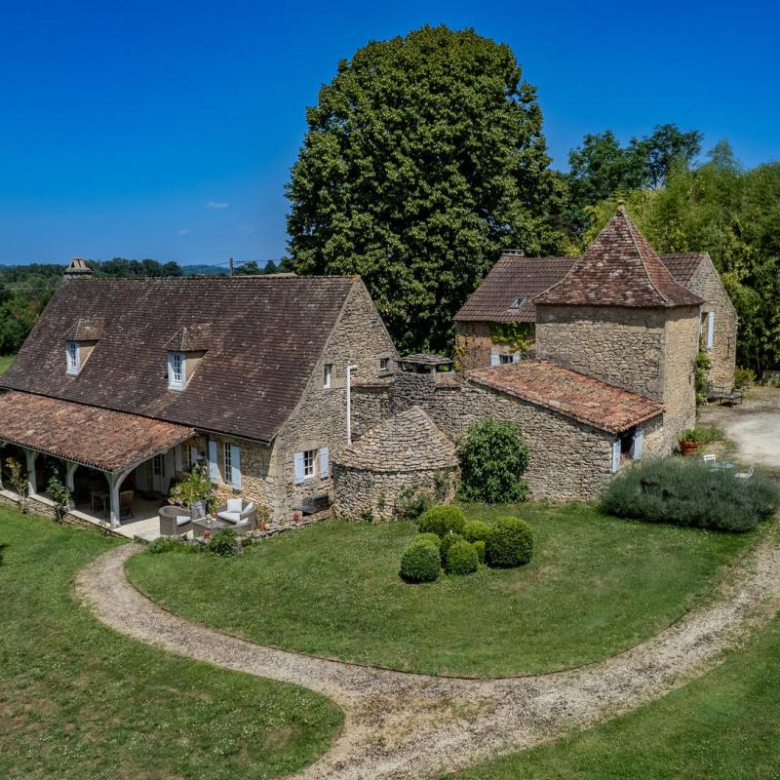 Vallée DORDOGNE- Propriété en pierre composée de deux maisons avec piscine sur un hectare de terrain