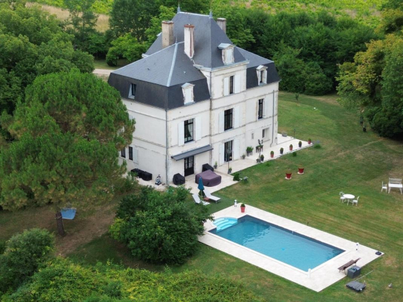 Élégant manoir XIXe avec grand jardin, proche des commerces – Périgord Pourpre