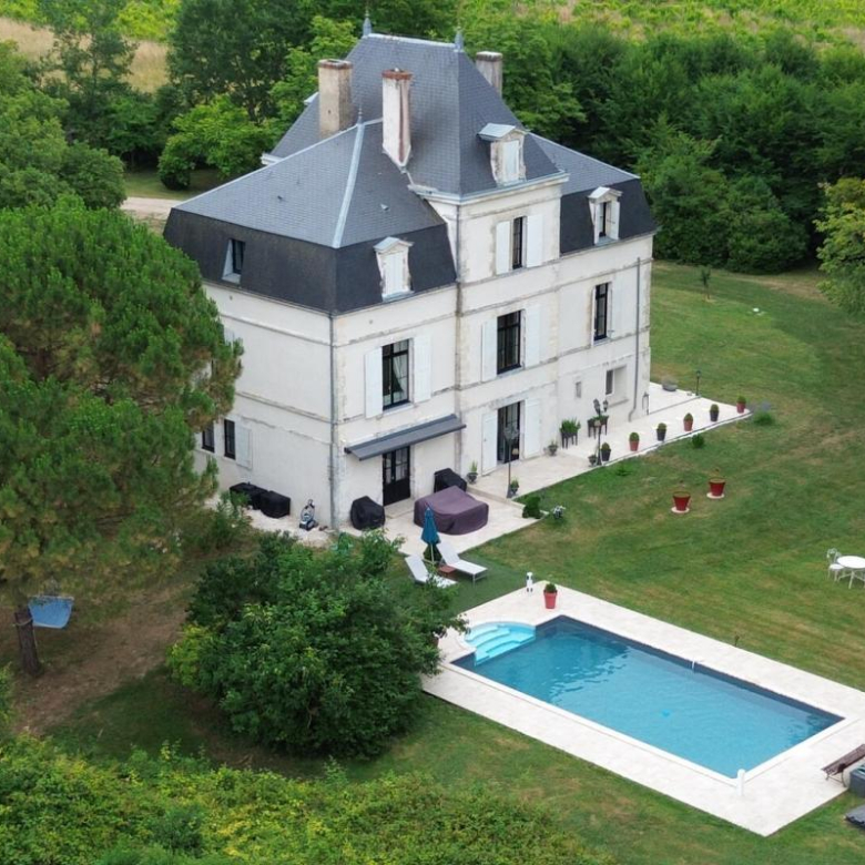 Au coeur d’un charmant petit village du Périgord Noir, très belle propriété du 19ème siècle d’environ 270m² habitables. Piscine. Dépendances. Terrain de 3700 m²