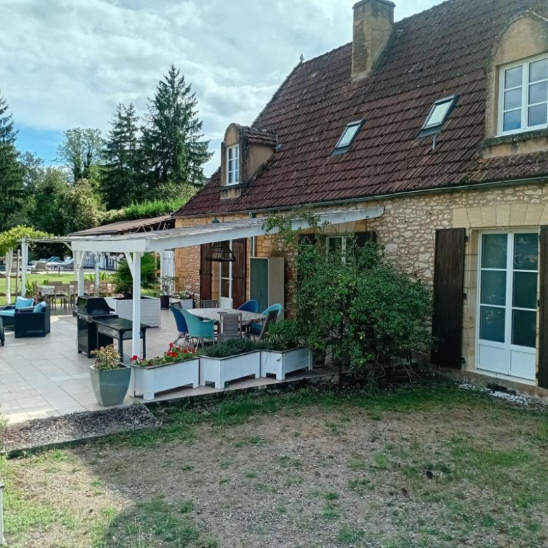 Belle demeure en pierres proche de la Dordogne