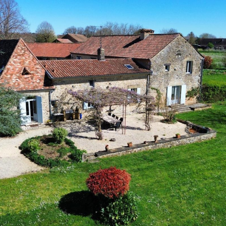 Propriété en pierre du 12ème siècle 322m² habitables avec Gîtes et chambres d’hôtes à vendre sur son terrain 30 hectares
