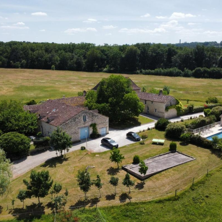 Propriété de charme avec vue panoramique, gîtes et piscine – Un havre de paix au cœur du Périgord noir