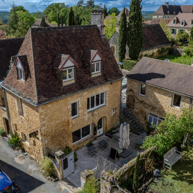 Région PROCHE CAHORS   -Ensemble immobilier en pierre rénové, avec piscine, sur 22000m²