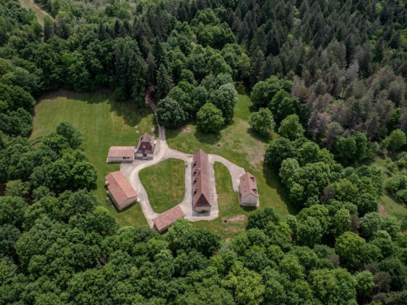 Domaine forestier d’exception avec bâtis en pierre – 100 hectares de nature préservée
