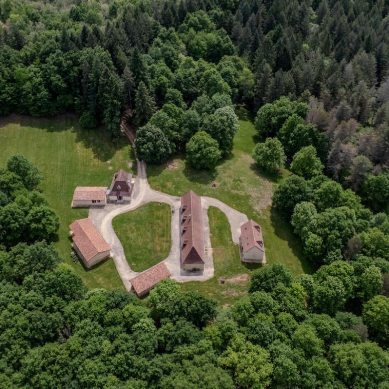 Dans un environnement superbe et au calme, ancien domaine Périgourdin situé au coeur de 12 hectares