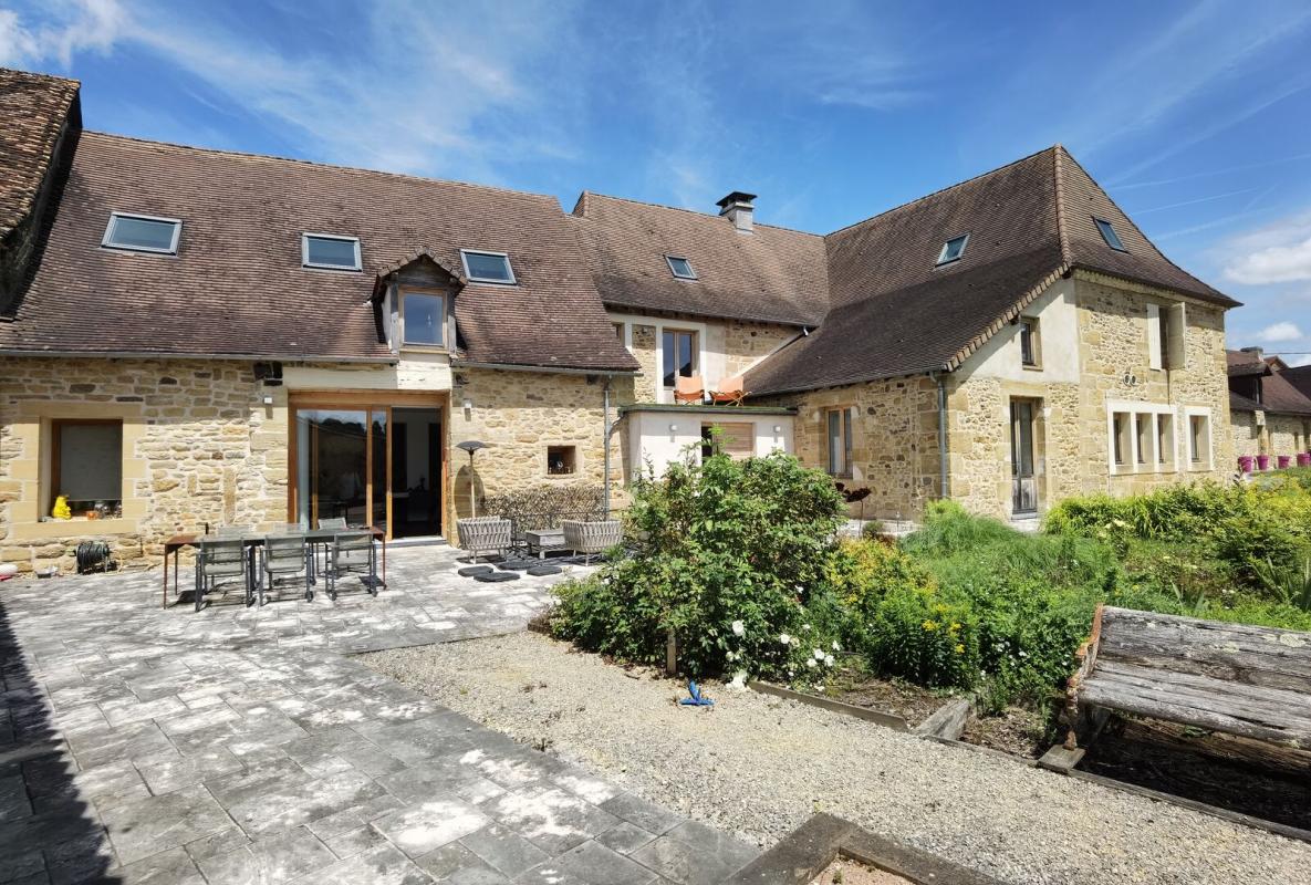 Ancien corps de ferme rénové avec jardin et piscine
