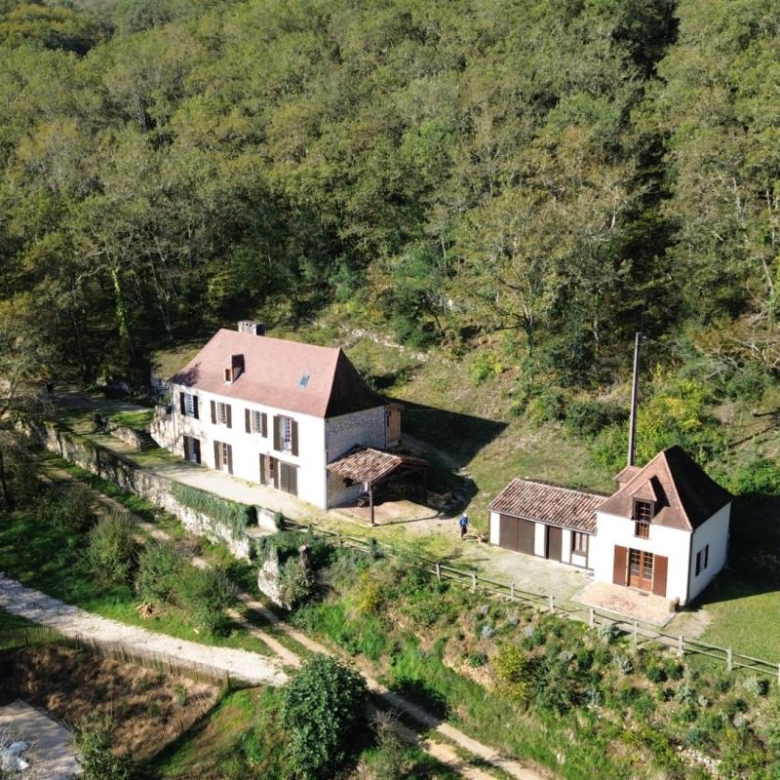 A vendre secteur Gramat magnifique propriété comprenant une maison de maître et une belle grange entièrement rénovée
