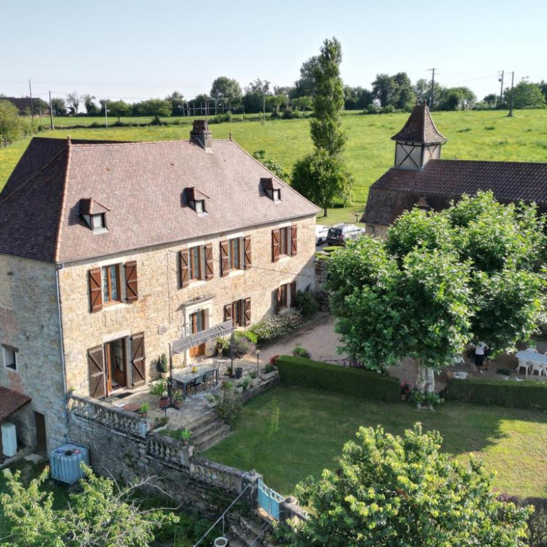 Exclusivité! Nichée dans un coin de verdure sur les hauteurs de Montignac avec très belle vue, propriété comprenant une grande maison principale et une maison d’amis sur 1,6 ha. Piscine couverte. Nombreuses terrasses