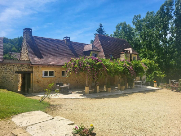 Ancienne propriété en pierres avec piscine et jardin, Les Eyzies