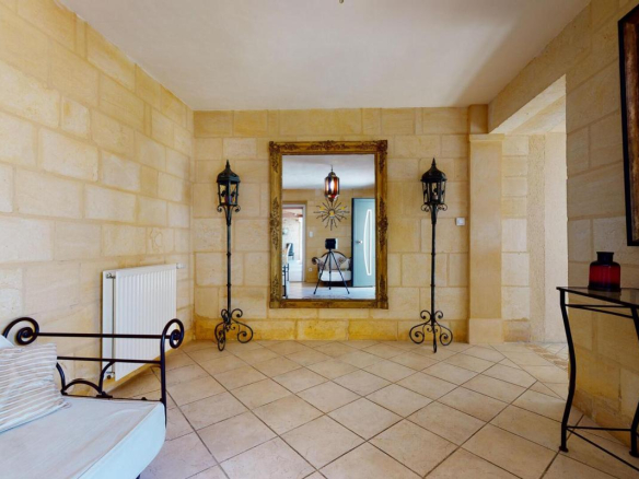 Intérieur d'une belle demeure en pierres avec miroir et décoration élégante