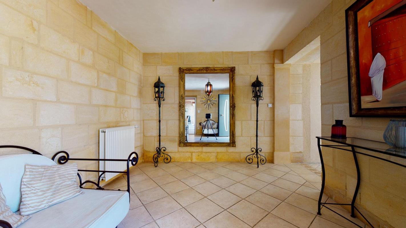 Intérieur d'une belle demeure en pierres avec miroir et décoration élégante