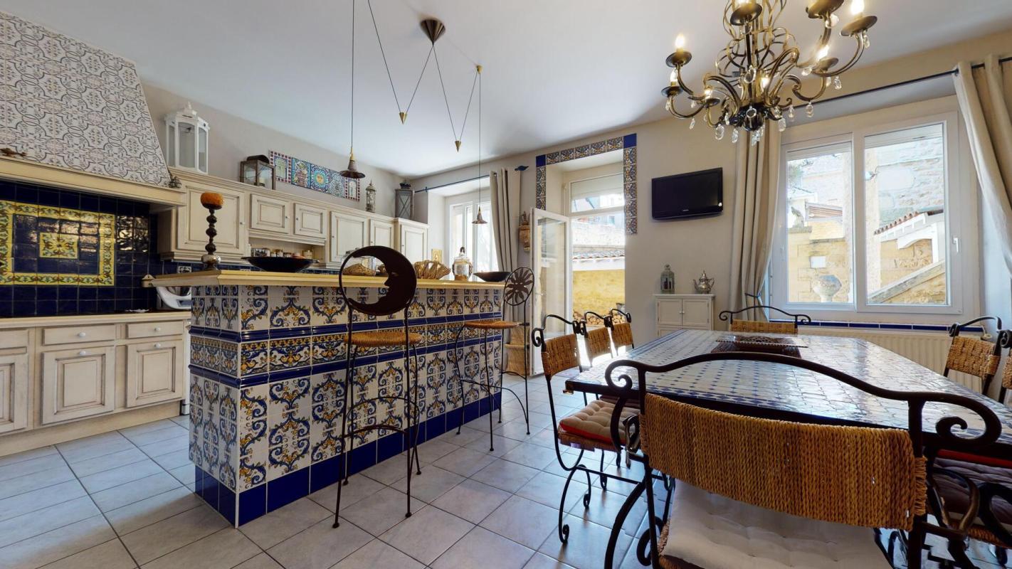 Cuisine spacieuse avec carrelage décoratif et mobilier en bois à Sarlat-la-Canéda