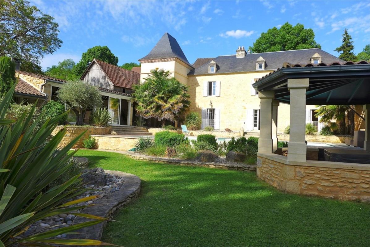 Demeure en pierres avec jardin et piscine, près de Sarlat-la-Canéda, Périgord Noir.