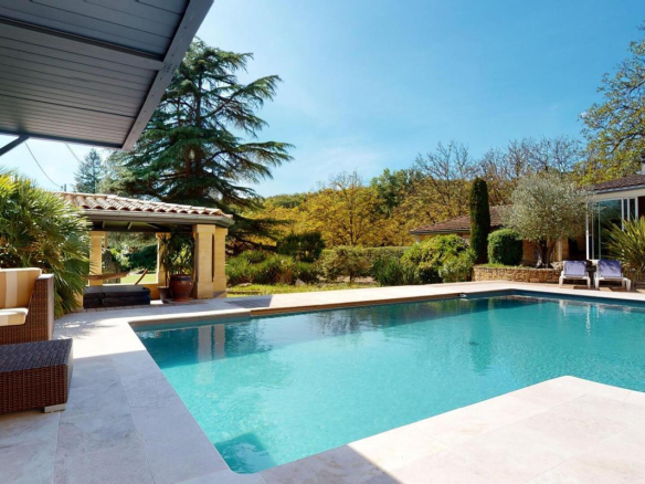 Piscine et terrasse d'une belle demeure en pierres à Sarlat-la-Canéda, Périgord Noir.