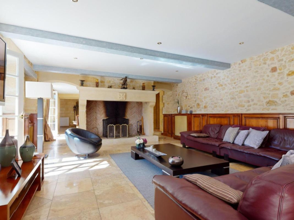 Intérieur d'une belle demeure en pierres avec salon spacieux et cheminée