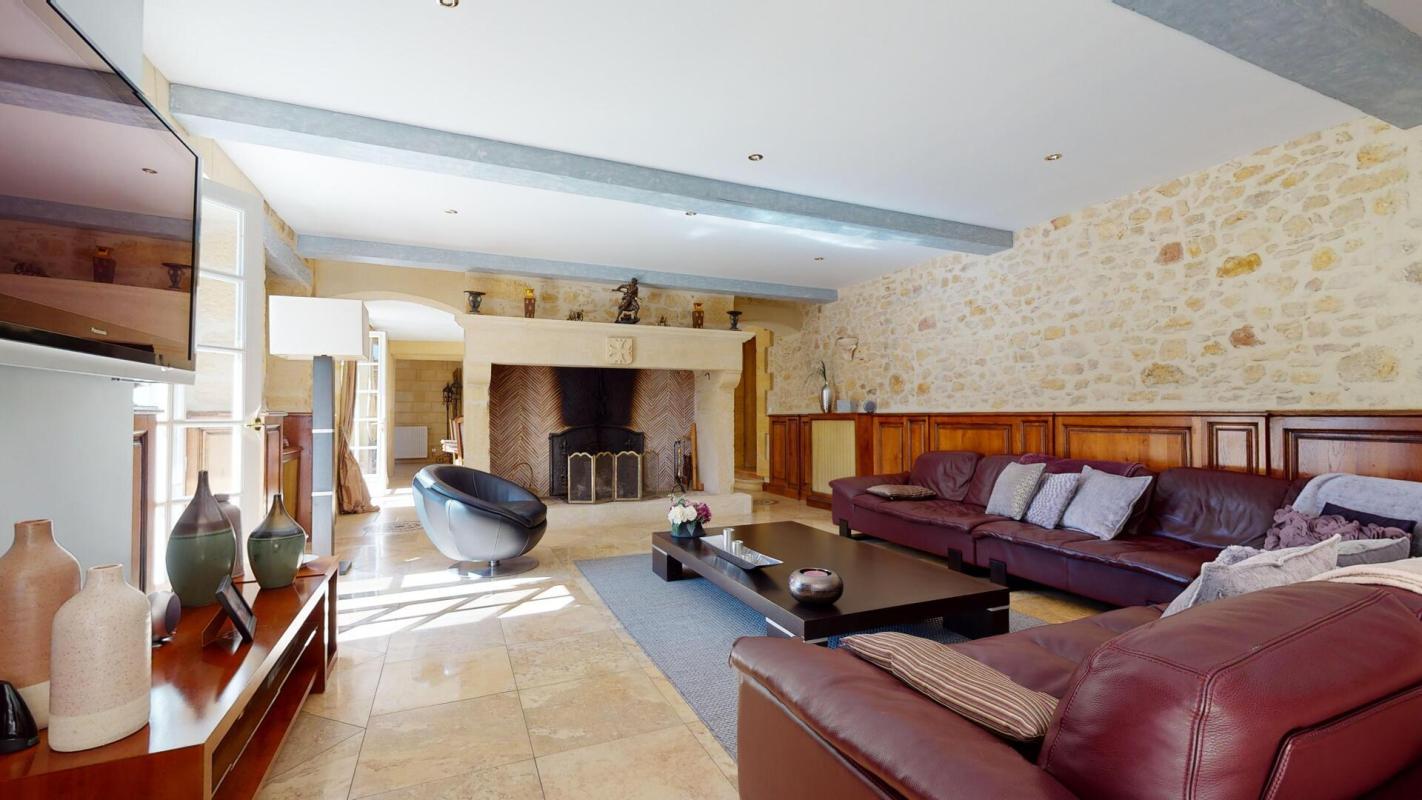 Intérieur d'une belle demeure en pierres avec salon spacieux et cheminée
