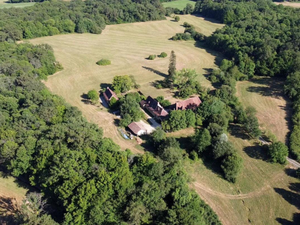 Isolated farmhouse on 15 hectares with house, barn and guest house in Excideuil.