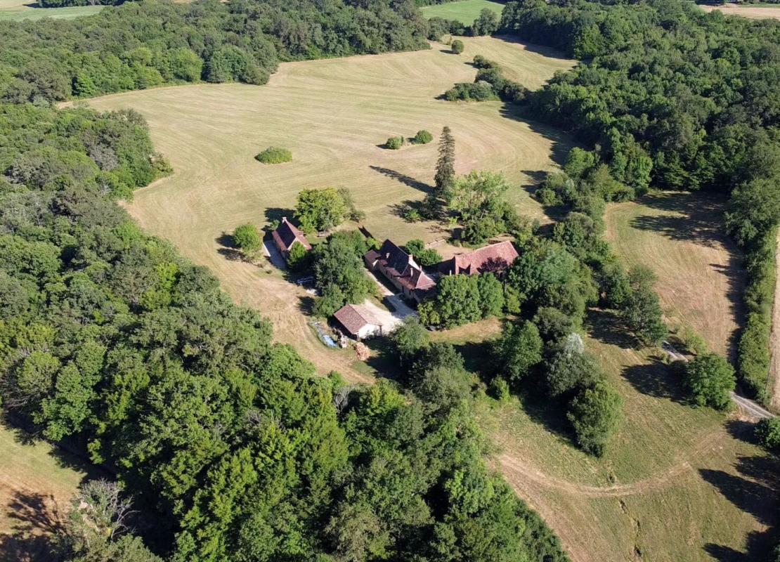 Farmhouse in Excideuil Isolated farmhouse on 15 hectares with house, barn and guest house in Excideuil.