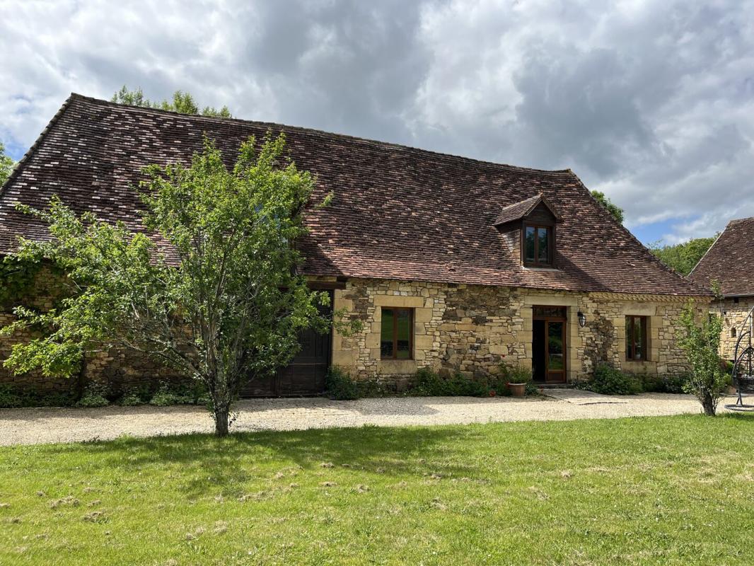 Isolated farmhouse in Excideuil Stone farmhouse with garden, Excideuil, France.