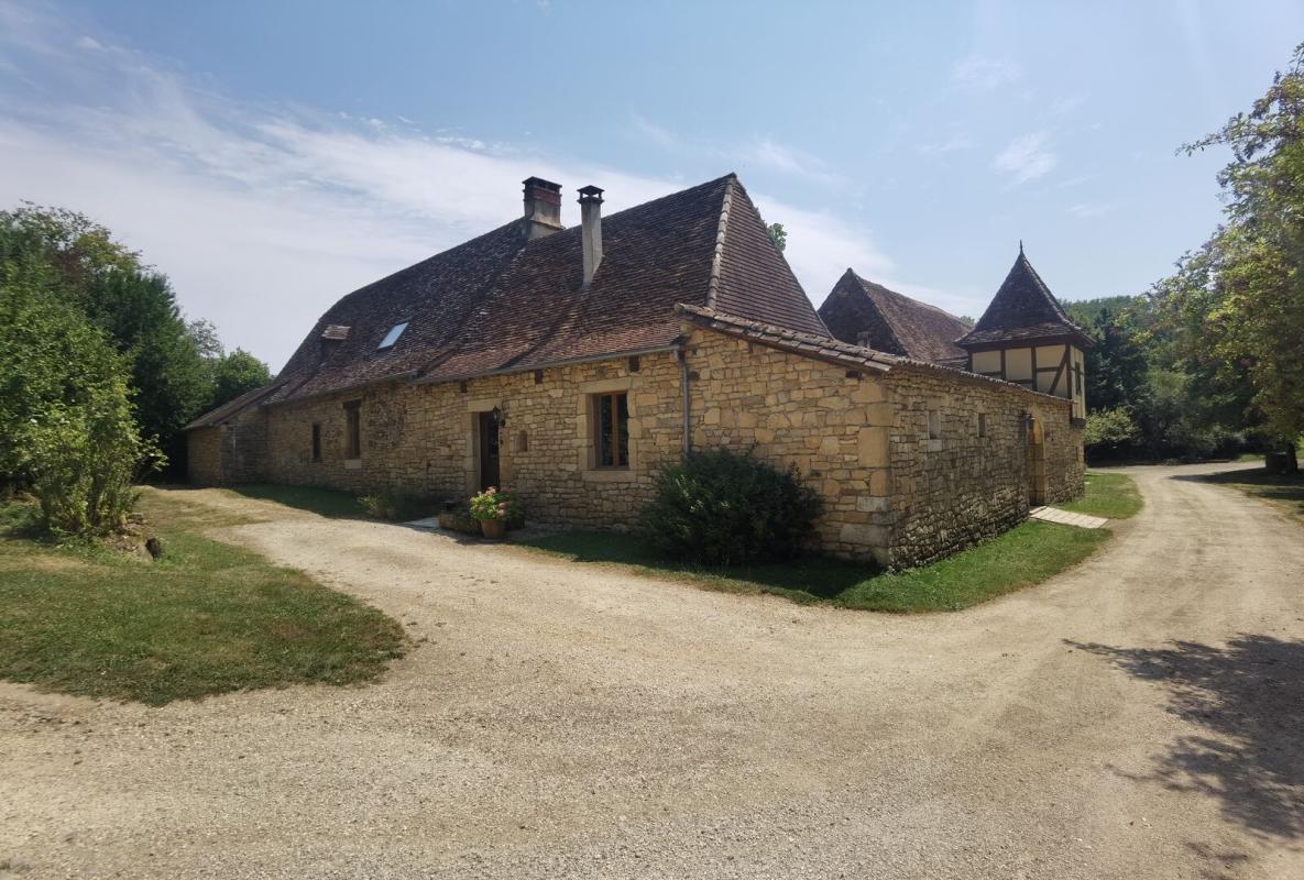 Isolated farmhouse in Excideuil Stone farmhouse with barn and guest house, situated in a rural setting.