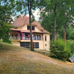 Maison d’architecte avec vues imprenables sur vallon à 2 minutes de tous commerces. Environ 330m² habitables sur 2,5 hectares. Piscine intérieure – Panneaux solaires et très belles prestations !