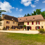 AVEC UNE VUE PANORAMIQUE  SUR LA CAMPAGNE – PROPRIETE EN PERRE  RÉNOVÉE AVEC CHARME – COMPOSÉE D’UNE MAISON PRINCIPALE , 2 GITES – PISCINE  – SUR PRES DE 9 HECTARES