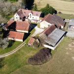 In the heart of the “Golden Triangle”, formed by Sarlat, Montignac and Les Eyzies, old farm on 7 hectares offering enormous potential. Possibility of more land