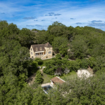 Vallée DORDOGNE- Propriété en pierre composée de deux maisons avec piscine sur un hectare de terrain