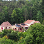 Exclusivité! Nichée dans un coin de verdure sur les hauteurs de Montignac avec très belle vue, propriété comprenant une grande maison principale et une maison d’amis sur 1,6 ha. Piscine couverte. Nombreuses terrasses