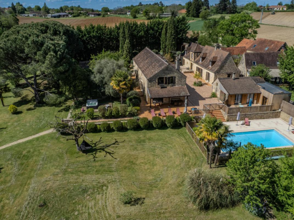 Ensemble de caractère avec gîtes, piscine et jacuzzi entre Montignac et Sarlat