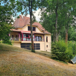 Architect-designed house with breathtaking views of the valley, 2 minutes from all shops. Around 330m² of living space on 2.5 hectares. Indoor swimming pool – Solar panels and great amenities! 