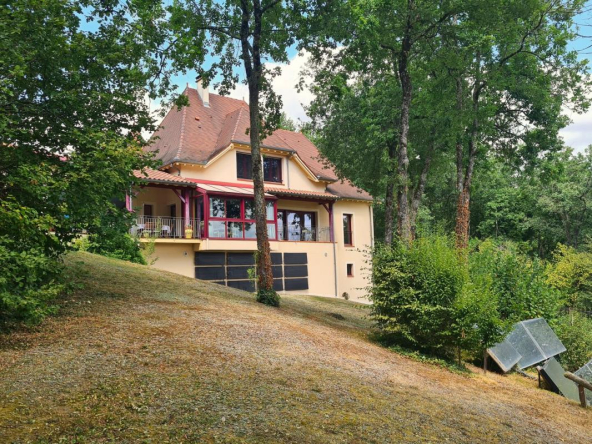 Architect-designed house with breathtaking views of the valley, 2 minutes from all shops. Around 330m² of living space on 2.5 hectares. Indoor swimming pool – Solar panels and great amenities! 