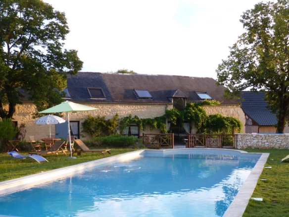 Propriété au coeur du Périgord Noir avec deux chambres d’hôtes et deux gîtes insolites + piscine