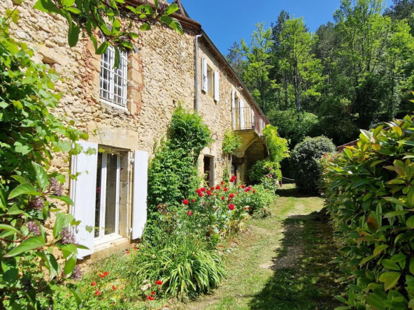 Magnificent mill founded in title with its private reach (600m) restored in the purest tradition with heated indoor swimming pool – Guest house, Studio and ecological house which can offer a total of 510m² of living space