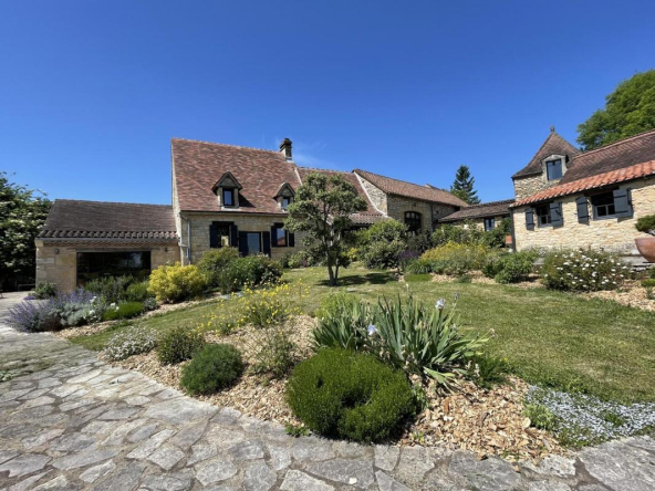 Character property with 2 lodges, swimming pool and panoramic view? The Eyzies