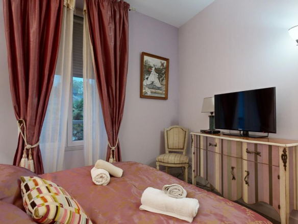 Beautiful building in the historic and tourist center of Sarlat, with a business and an apartment