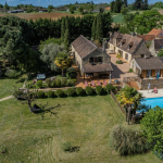 Ensemble de caractère avec gîtes, piscine et jacuzzi entre Montignac et Sarlat