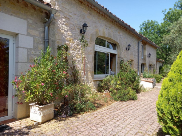 Region NEAR CAHORS -Renovated stone real estate complex, with swimming pool, over 22,000m²