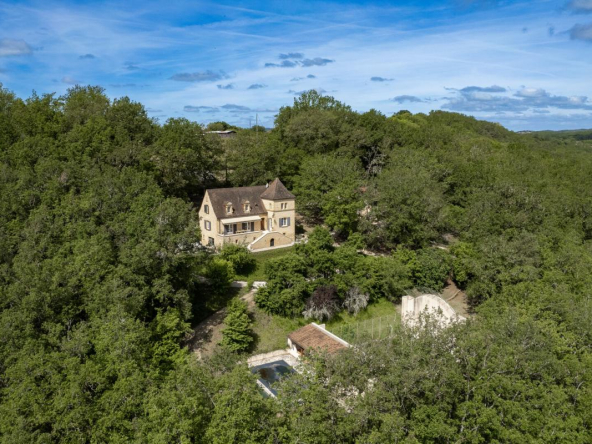 Vallée DORDOGNE- Propriété en pierre composée de deux maisons avec piscine sur un hectare de terrain