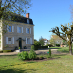 Au coeur d’un charmant petit village du Périgord Noir, très belle propriété du 19ème siècle d’environ 270m² habitables. Piscine. Dépendances. Terrain de 3700 m²