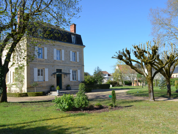 Au coeur d’un charmant petit village du Périgord Noir, très belle propriété du 19ème siècle d’environ 270m² habitables. Piscine. Dépendances. Terrain de 3700 m²