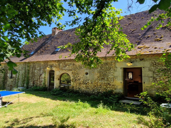In a superb and quiet environment, former Périgourdin estate located in the heart of 12 hectares