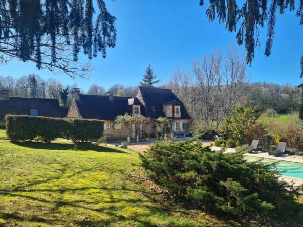 LES EYZIES – Charming property offering 240m² of living space and quiet swimming pool on 1 hectare