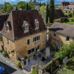 At the heart of the Bastide, a rare property full of character
