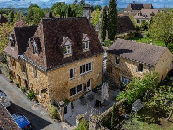 At the heart of the Bastide, a rare property full of character