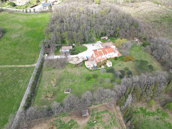 Mas 10 pièces de 350m2 édifier sur 25000 m2 de terrain