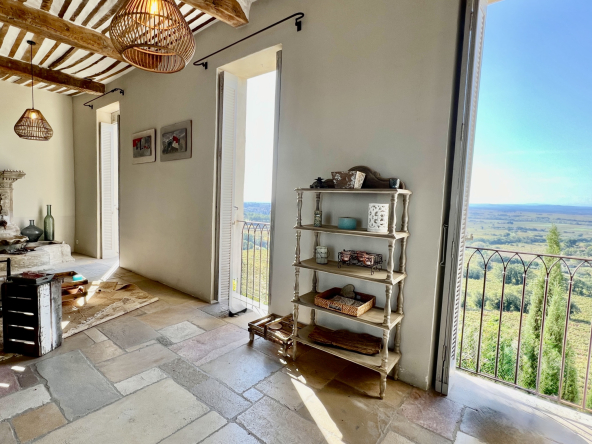 Rare pearl in the heart of Séguret: between serenity and panora view